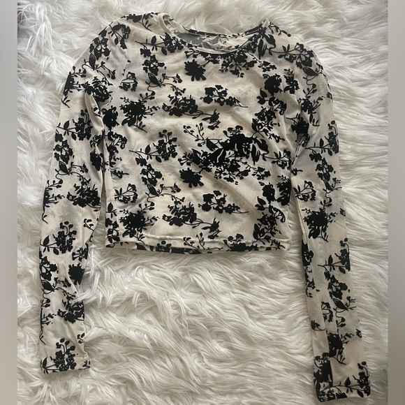 NWOT DAZY Women's Floral Printed Long Sleeve Cropped Top Sz Small - Picture 1 of 2